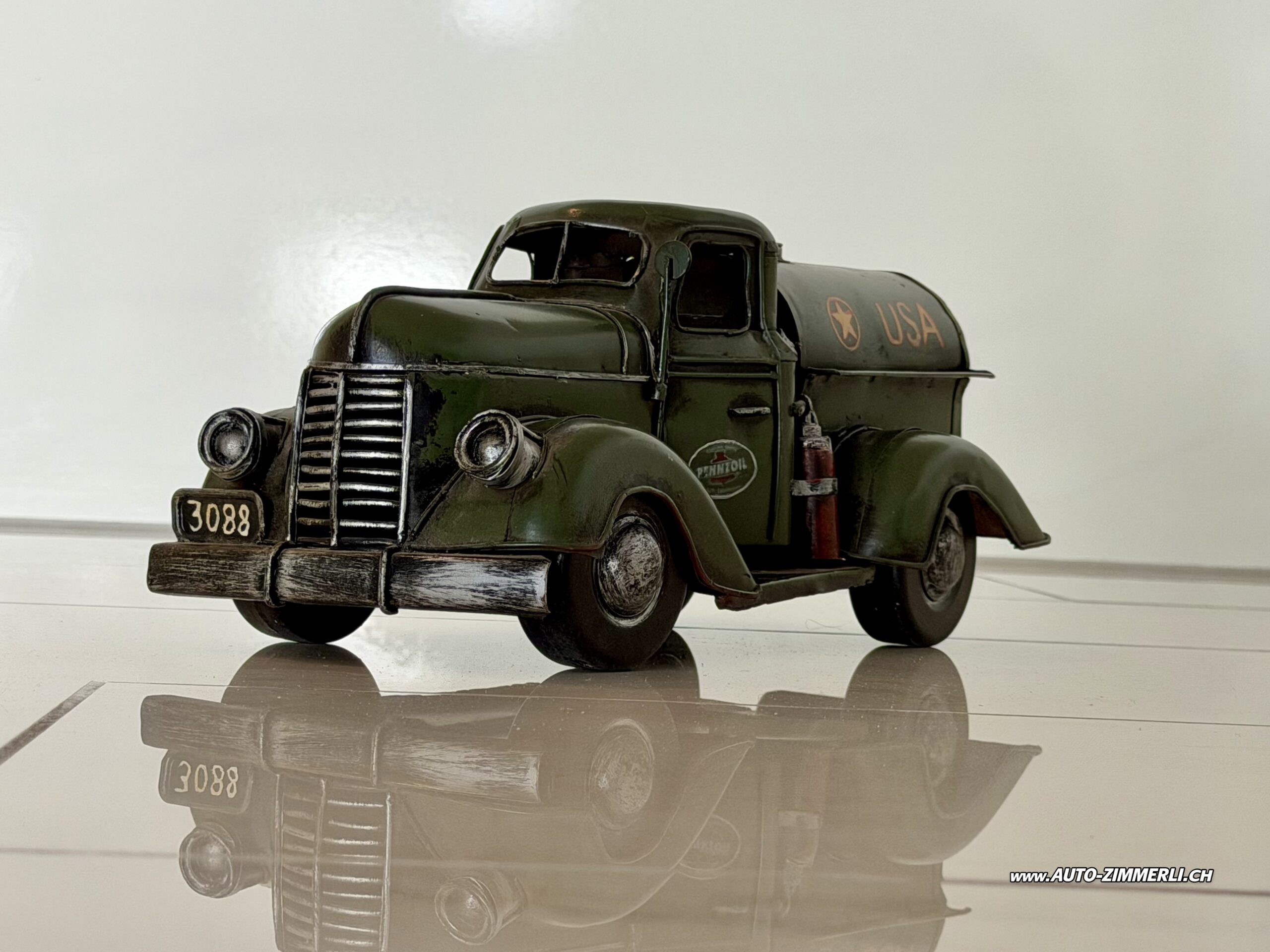 Federal Truck 1947 Style Pennzoil Tankwagen Metallmodell Americana Deko Oldtimer Truck Schrägansicht eines Pennzoil Tankwagen Metallmodells im Stil eines amerikanischen Federal Truck der 1940er Jahre. Vintage Blechmodell mit Tankaufbau und authentischer Patina.