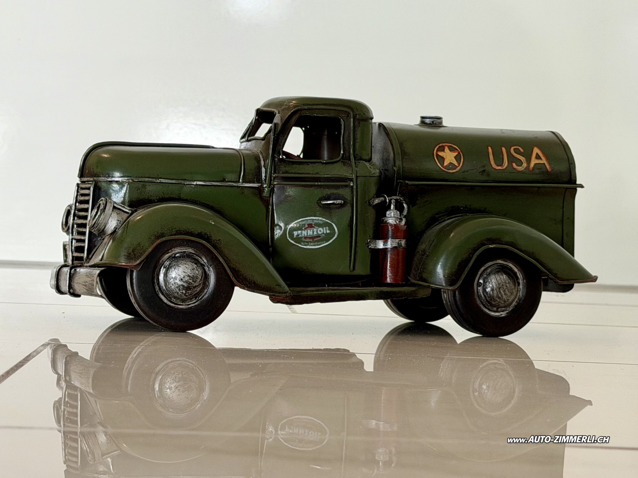 Federal Tank Truck USA Pennzoil Metallmodell Militärgrün Vintage Tanklastwagen Seitenansicht Seitenansicht eines Vintage Pennzoil Tankwagens im Federal Truck Stil. Metallmodell mit USA Beschriftung, Tankaufbau, Militärgrün Lackierung und zahlreichen historischen Details.