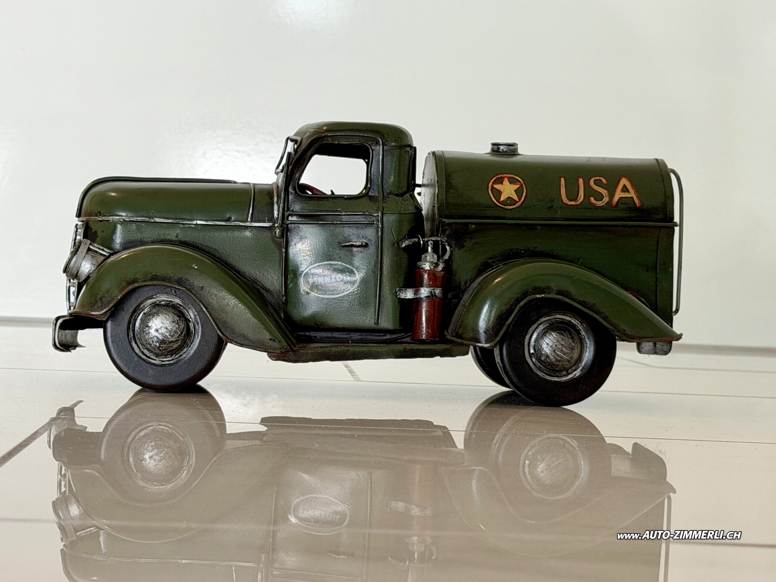 Federal Truck Tankwagen Pennzoil Fuel Tanker Metallmodell Retro Blechmodell USA Truck Detailreiche Seitenansicht eines Pennzoil Fuel Tanker Metallmodells im Stil eines Federal Truck Oldtimer LKW. Americana Dekoration mit Vintage Patina und Tankwagenaufbau.