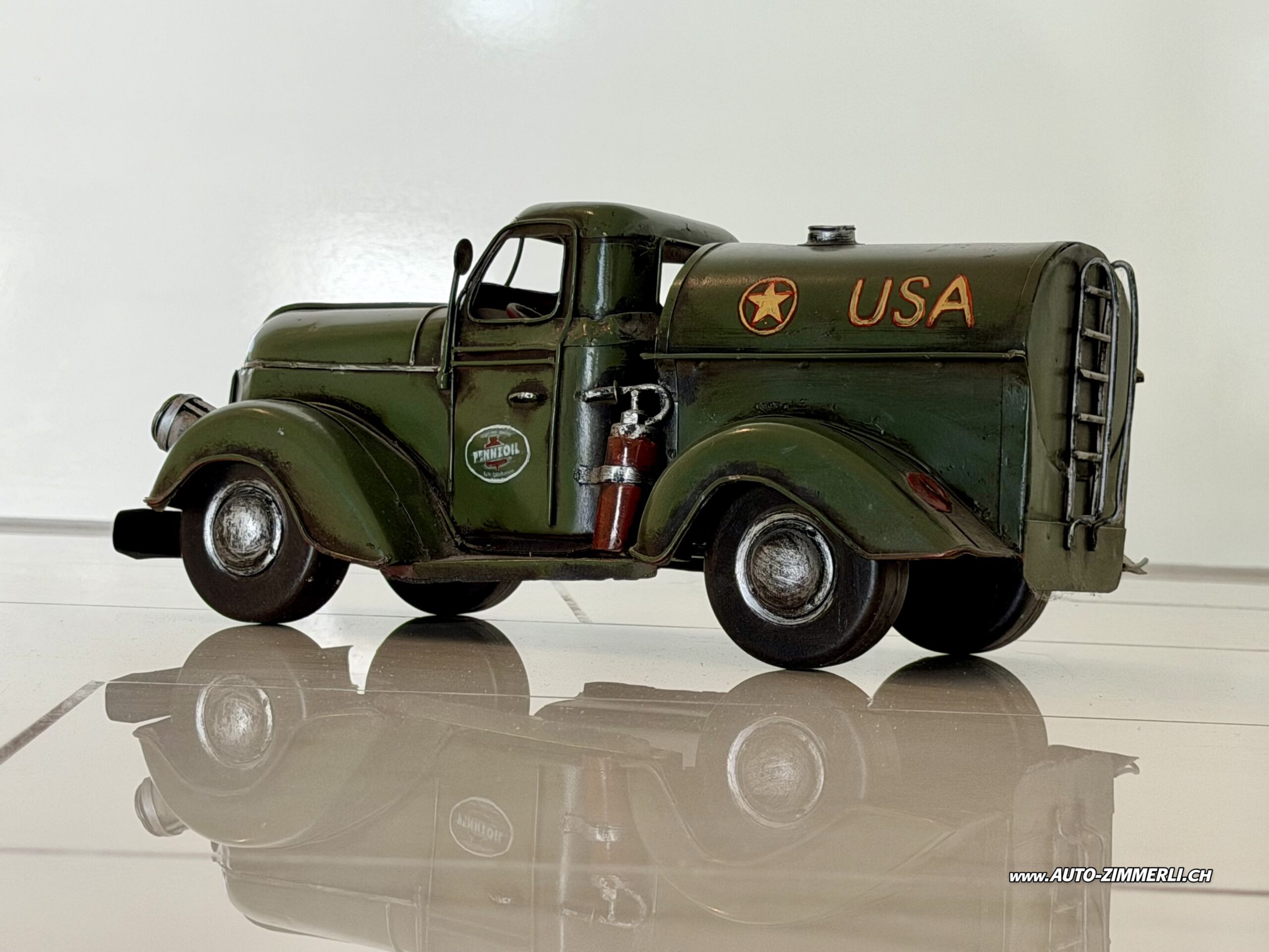 Federal Truck Tanker Truck Oldtimer Metallmodell Pennzoil USA Vintage Tankwagen Heck Links Heckansicht eines Vintage Tankwagen Metallmodells im Federal Truck Stil mit Tankaufbau, Leiter, Pennzoil Logo und authentischer Oldtimer Optik.