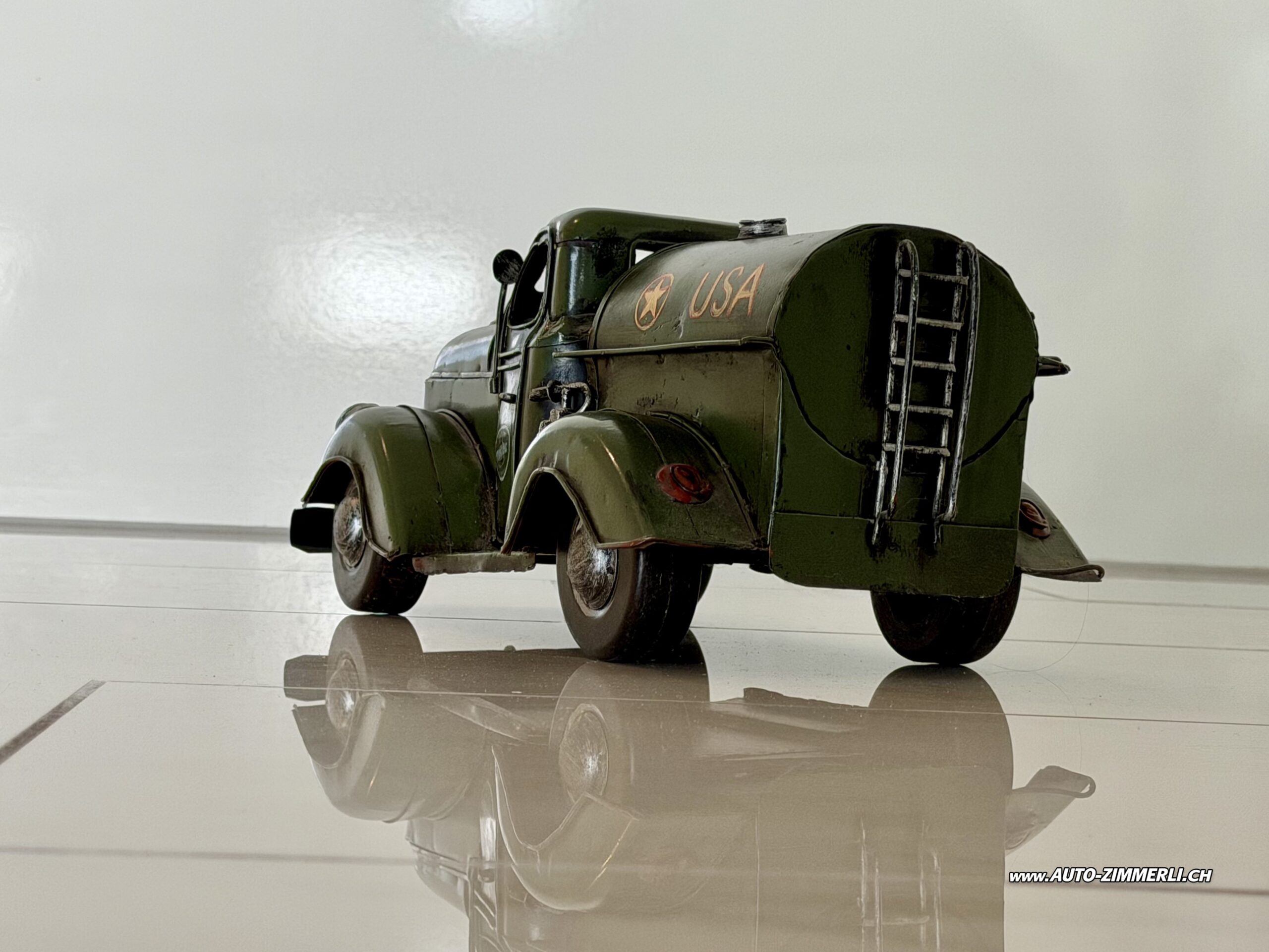 Federal Truck Tankwagen Heckansicht Metallmodell Pennzoil Fuel Truck USA Vintage Deko Rückansicht des Pennzoil Tankwagen Metallmodells mit Leiter am Tank, Vintage Patina und zahlreichen Details im Stil amerikanischer Tanklastwagen der 1940er Jahre.