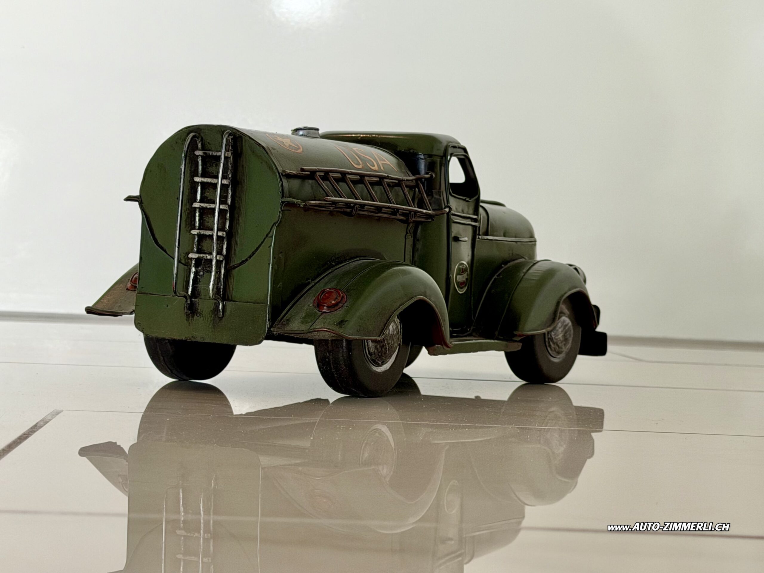 Federal Truck Tankwagen Leiter Heck Tankaufbau Metallmodell Oldtimer USA Truck Pennzoil Detailansicht des Tankaufbaus mit Leiter eines Vintage Pennzoil Tankwagens im Stil eines Federal Truck. Americana Sammlermodell mit gealterter Oberfläche.